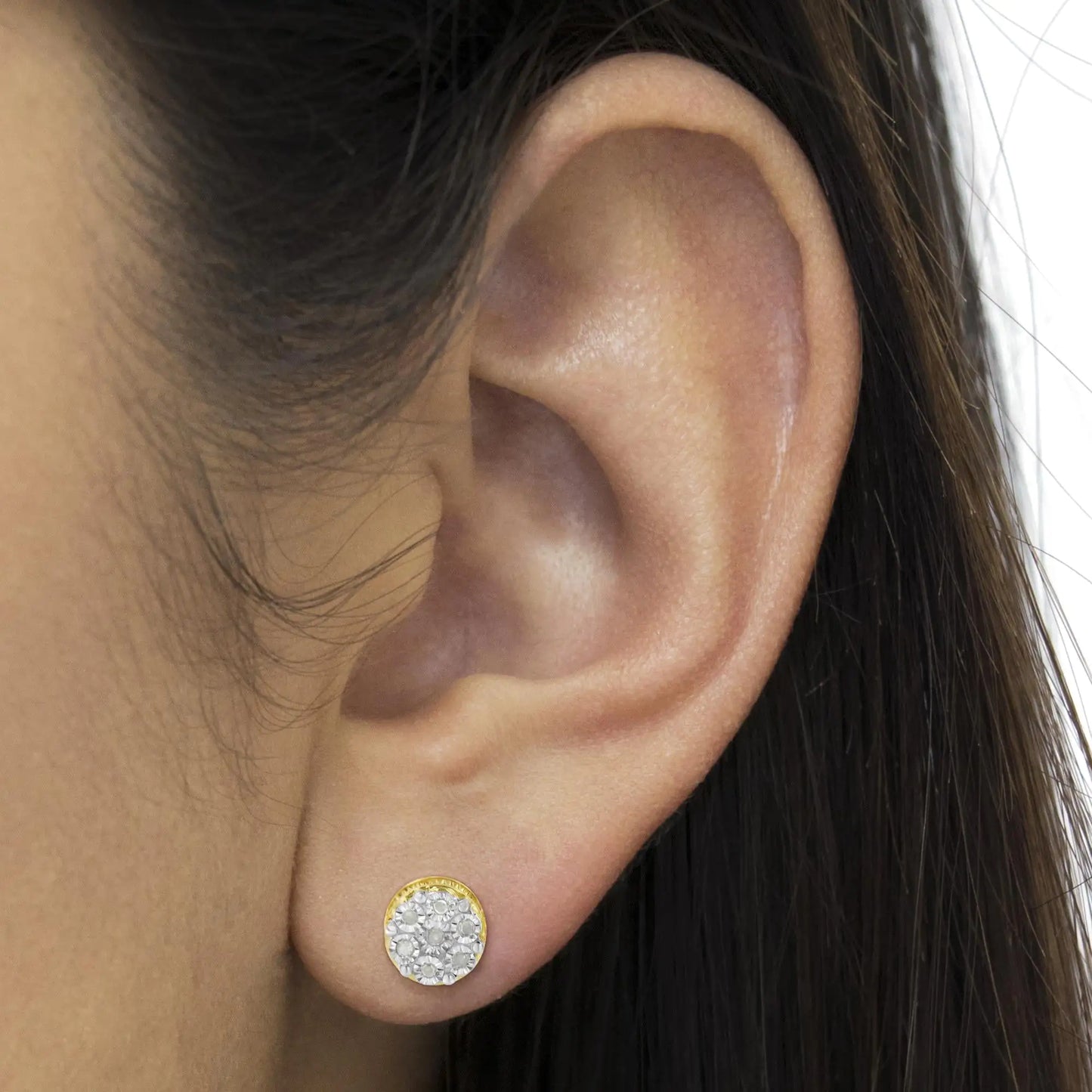 Aretes de botón de plata de ley 925 bañados en oro amarillo de 14 quilates con diamantes de 1/7 quilates (color IJ, claridad promocional I3)
