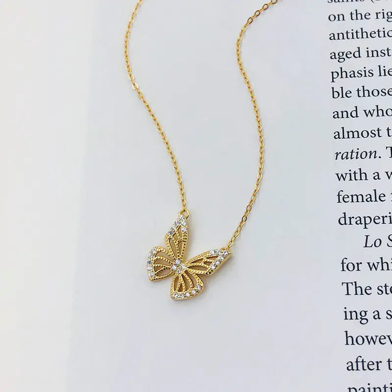 Collar de mariposa con cadena de clavícula