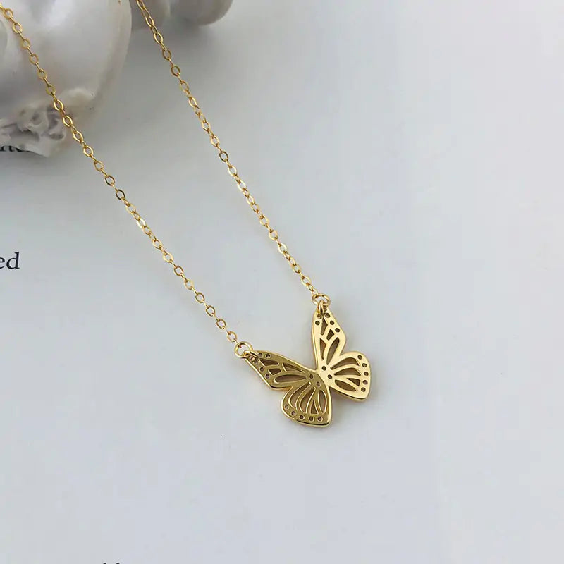 Collar de mariposa con cadena de clavícula